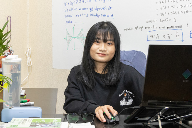 インテリアのポイントは、一目惚れした植物と大好きな特撮グッズ!